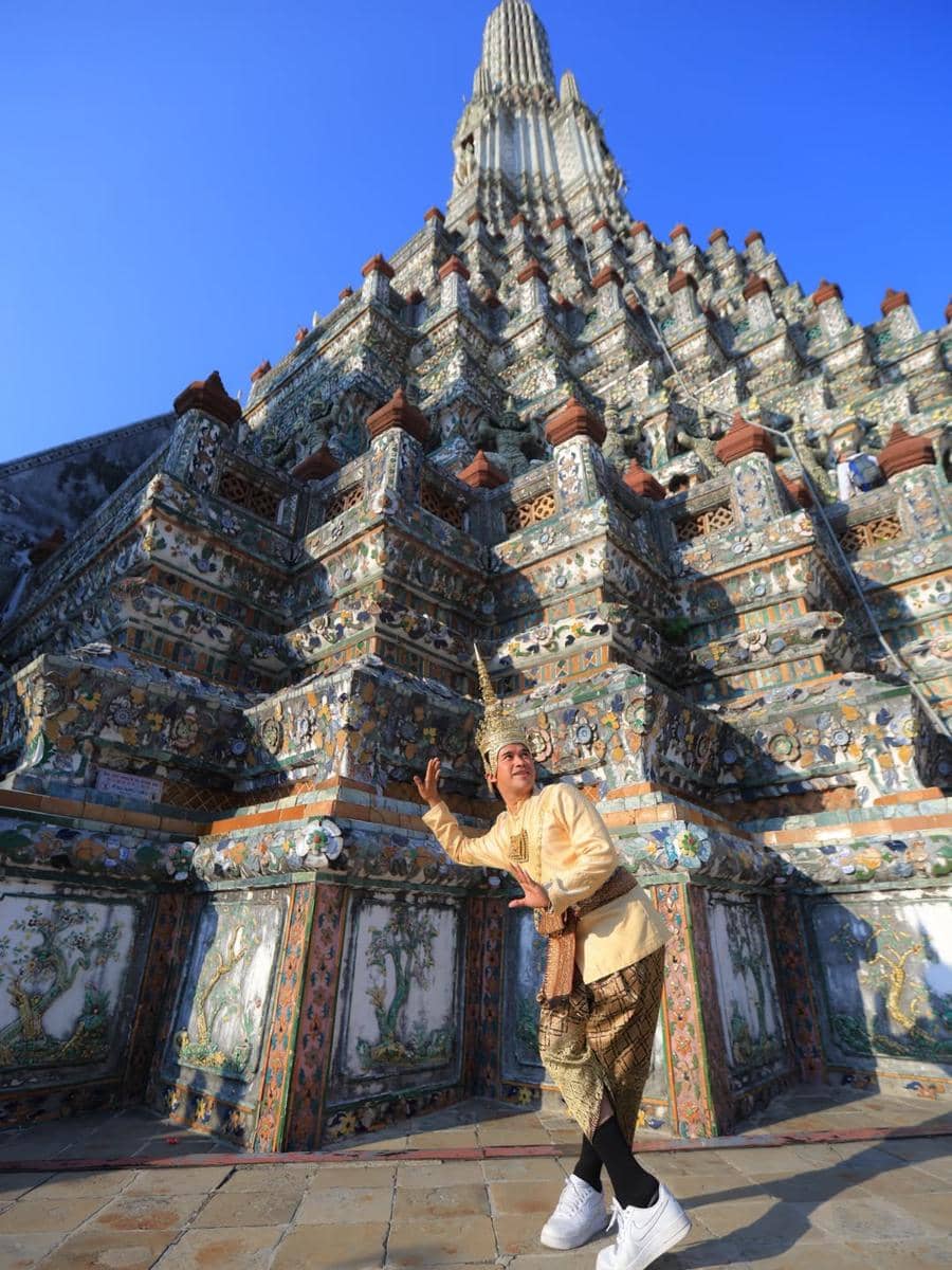 Anwar Sanjaya pakai baju tradisional Thailand di Wat Pho