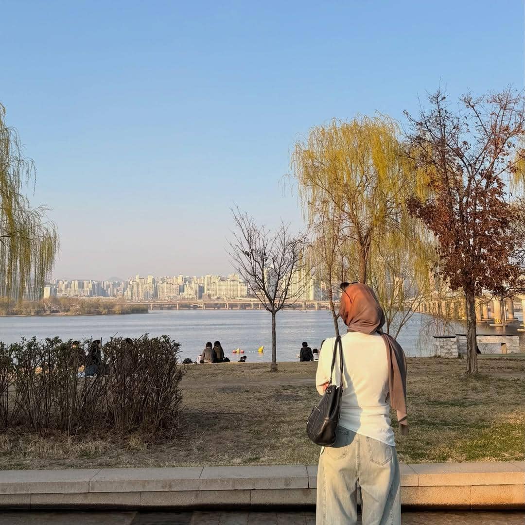 Xaviera Putri menikmati suasana musim semi di tepi Sungai Han