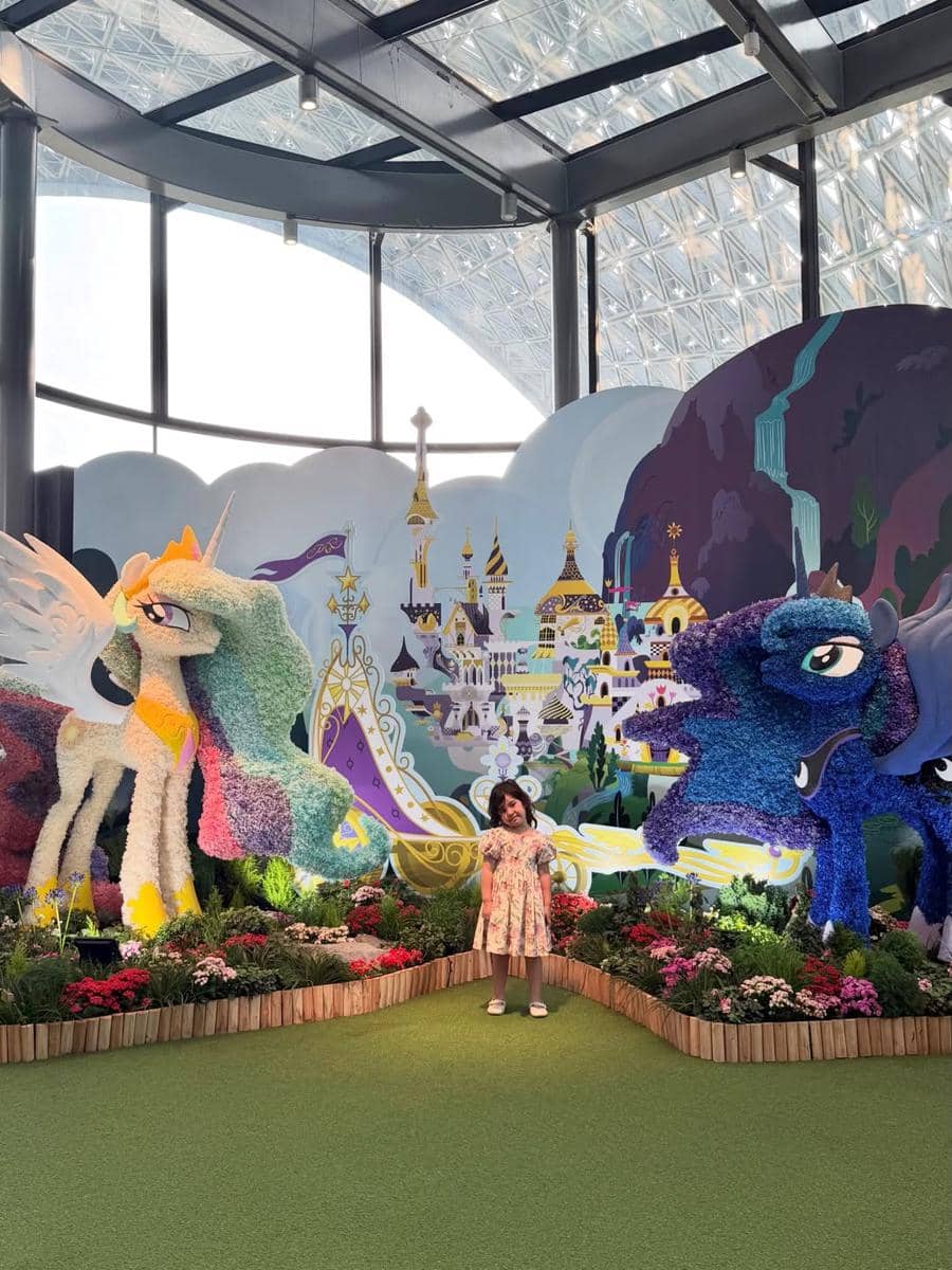 Keluarga Dwi Handayani berkeliling Gardens by the Bay