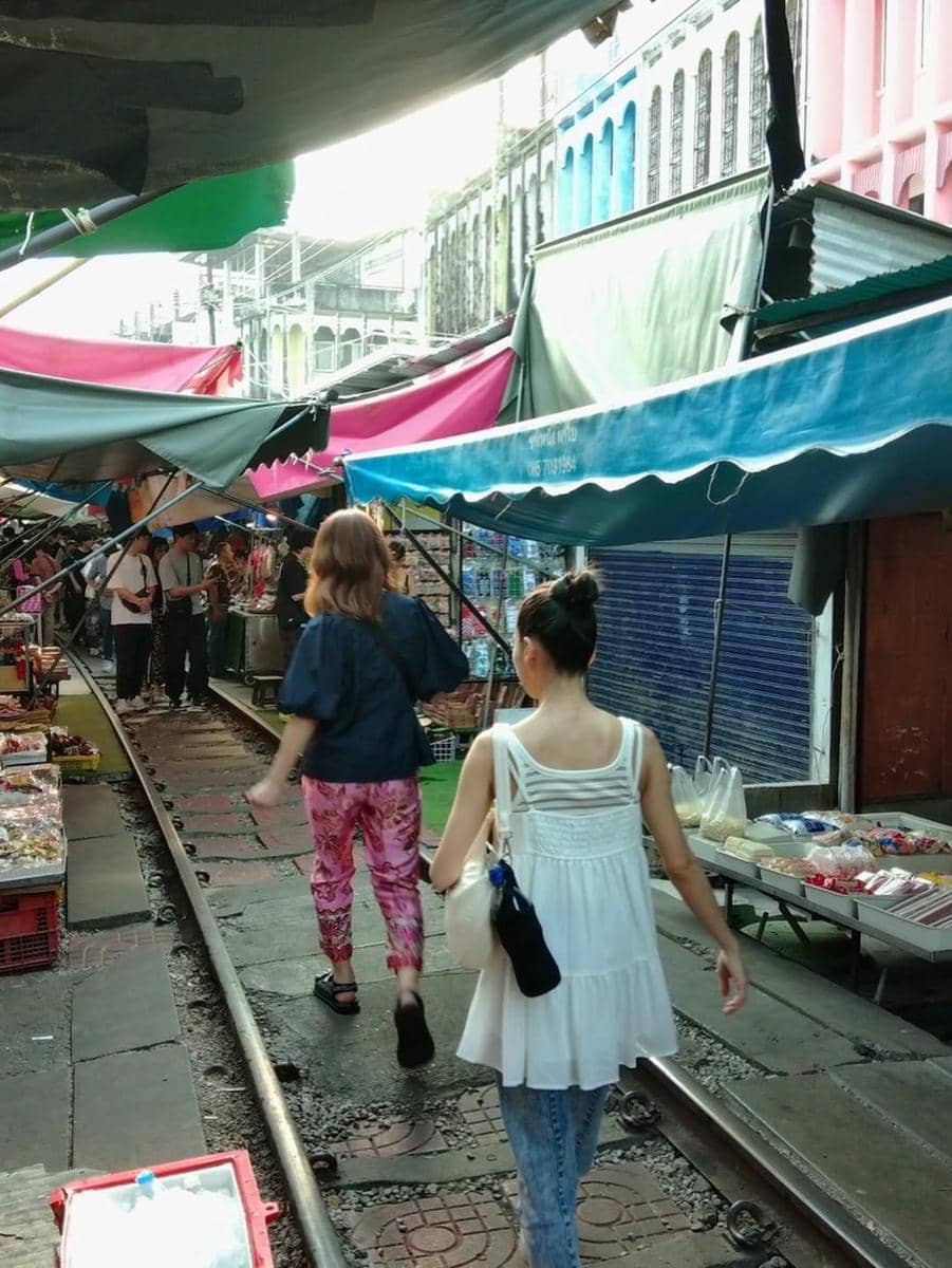 Haruka jalan-jalan di Maeklong Railway Market
