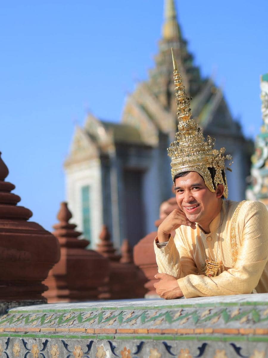 Anwar Sanjaya pakai baju tradisional Thailand di Wat Pho