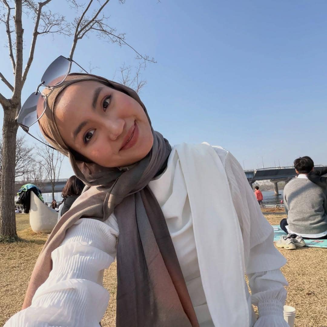 Xaviera Putri menikmati suasana musim semi di tepi Sungai Han