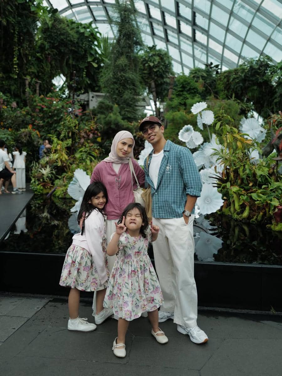 Keluarga Dwi Handayani berkeliling Gardens by the Bay