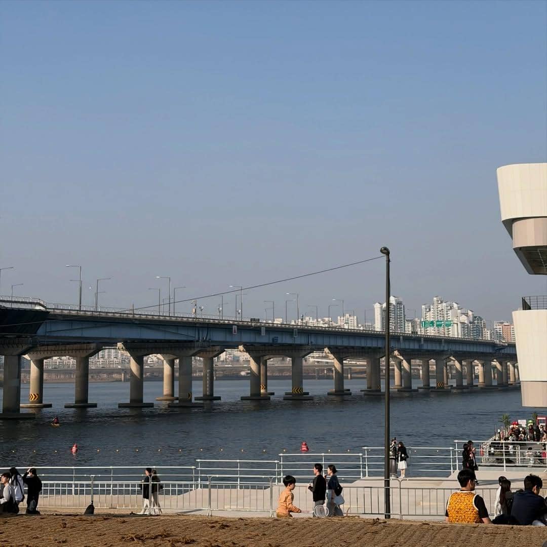 Xaviera Putri menikmati suasana musim semi di tepi Sungai Han