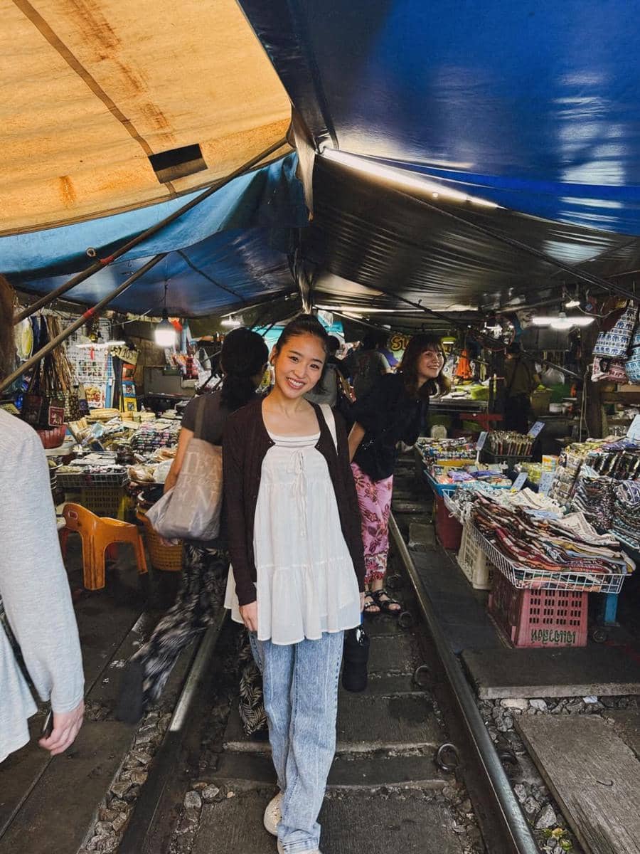 Haruka jalan-jalan di Maeklong Railway Market