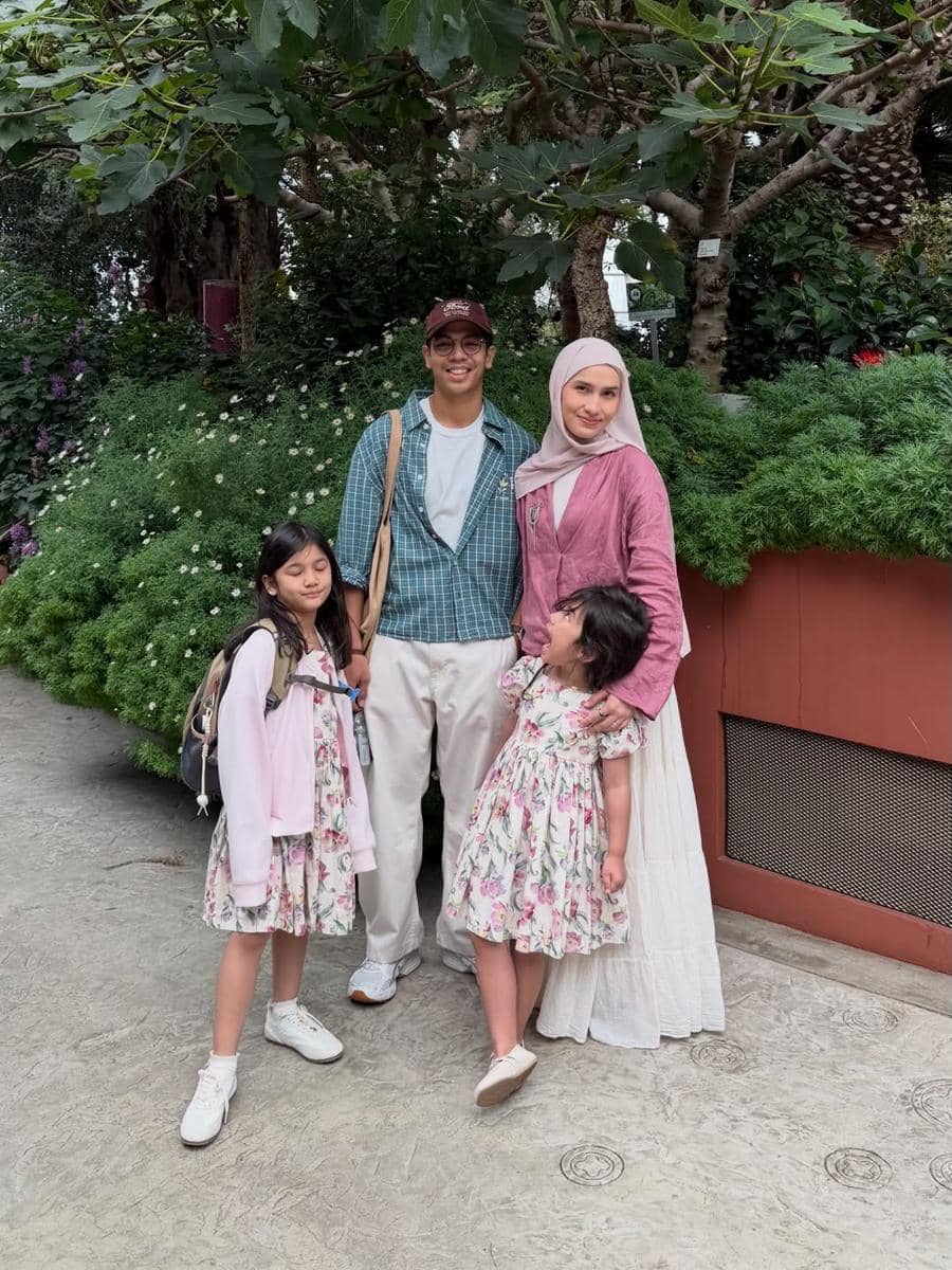 Keluarga Dwi Handayani berkeliling Gardens by the Bay