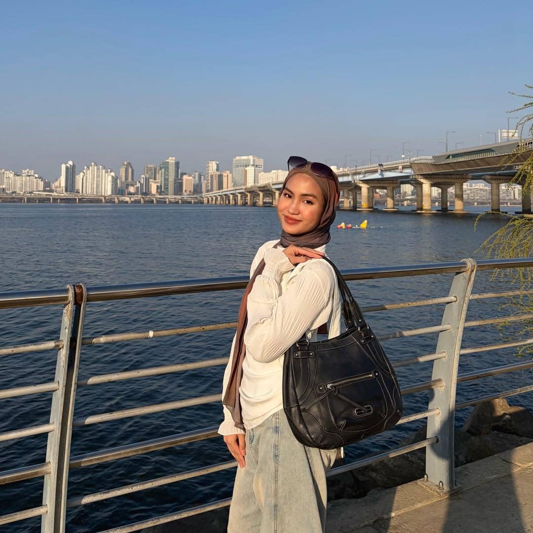 Xaviera Putri menikmati suasana musim semi di tepi Sungai Han