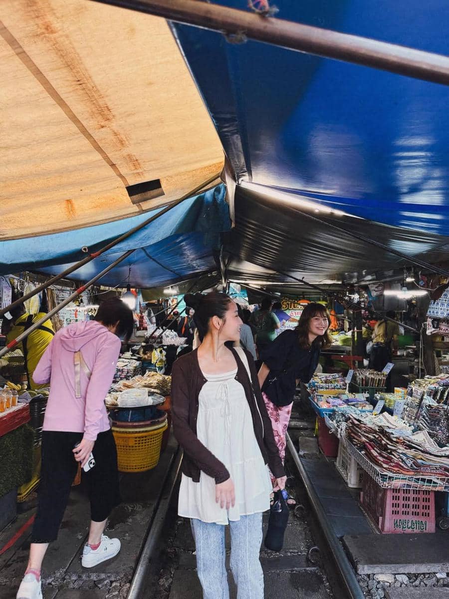 Haruka jalan-jalan di Maeklong Railway Market