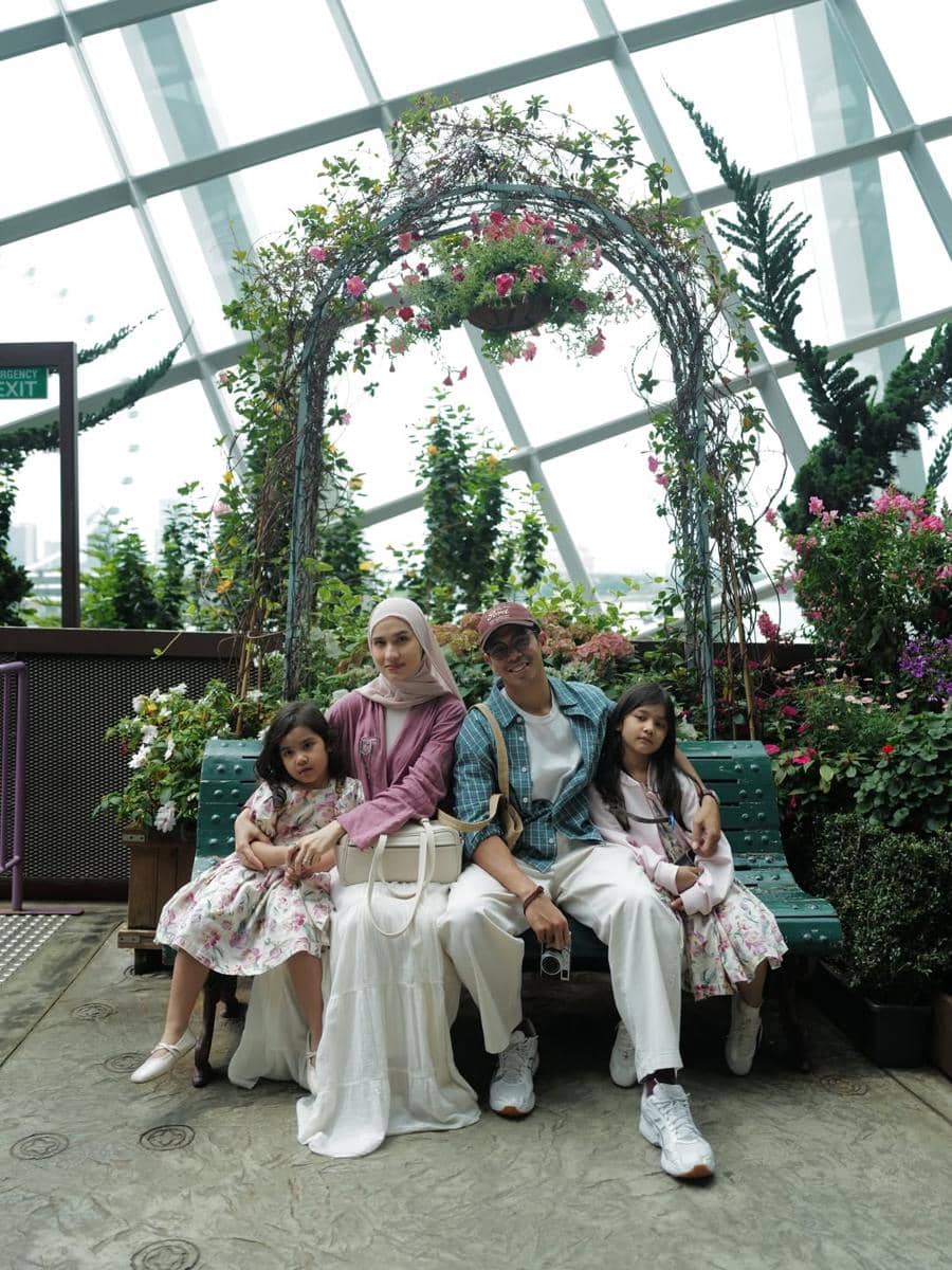 Keluarga Dwi Handayani berkeliling Gardens by the Bay