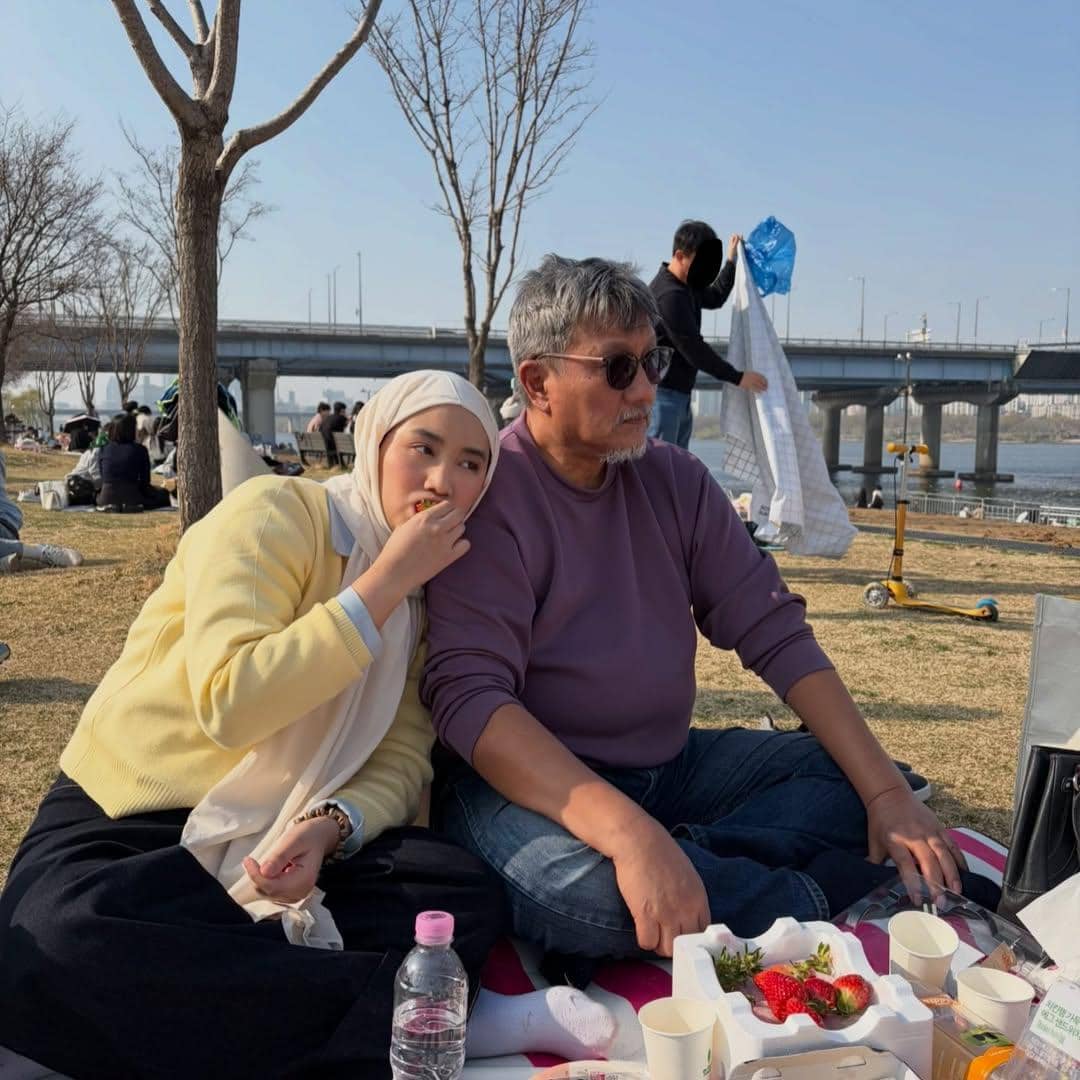 Xaviera Putri menikmati suasana musim semi di tepi Sungai Han