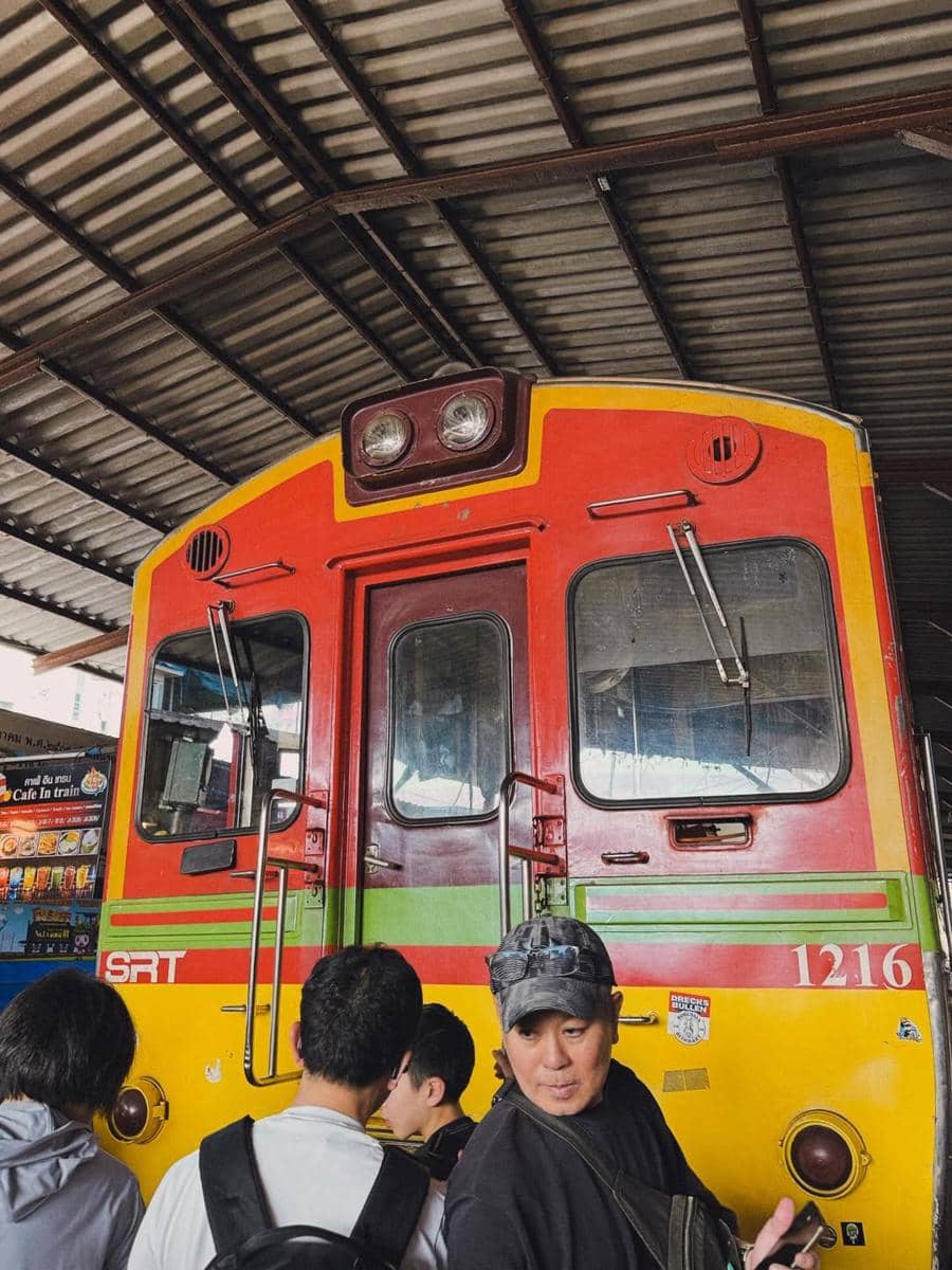 Haruka jalan-jalan di Maeklong Railway Market