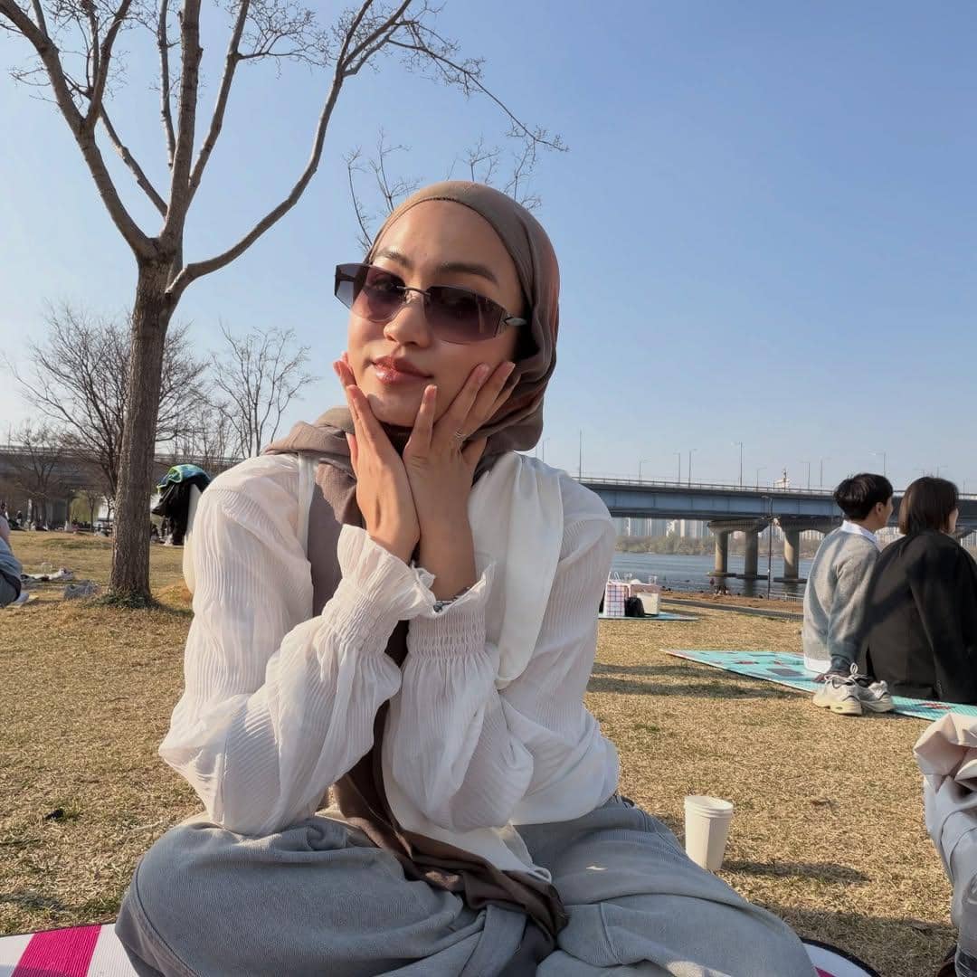 Xaviera Putri menikmati suasana musim semi di tepi Sungai Han