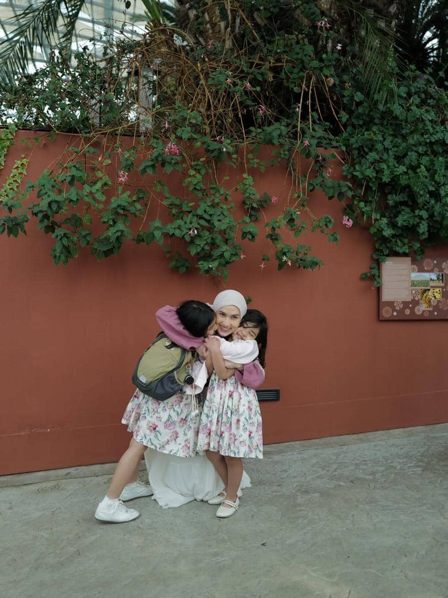 Keluarga Dwi Handayani berkeliling Gardens by the Bay