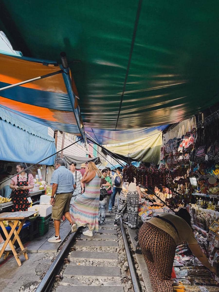 Haruka jalan-jalan di Maeklong Railway Market