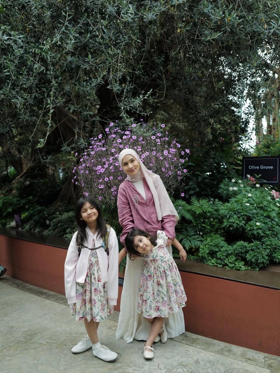 Keluarga Dwi Handayani berkeliling Gardens by the Bay