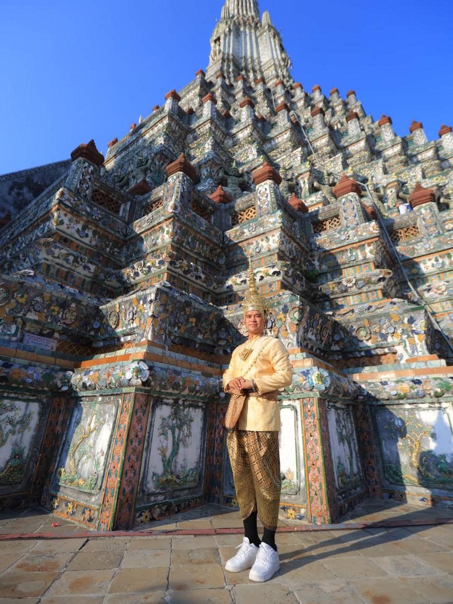 Anwar Sanjaya pakai baju tradisional Thailand di Wat Pho