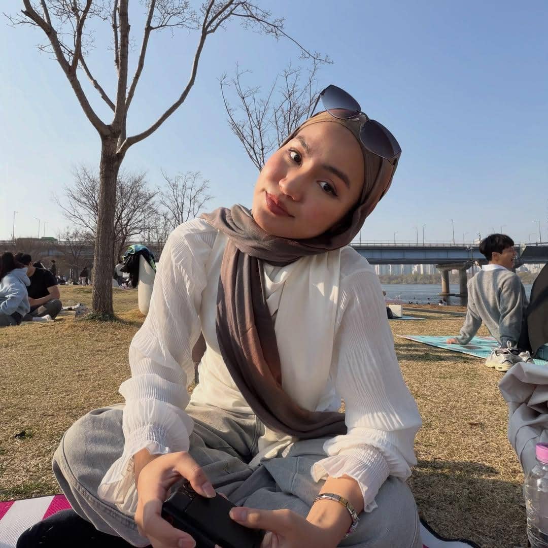 Xaviera Putri menikmati suasana musim semi di tepi Sungai Han