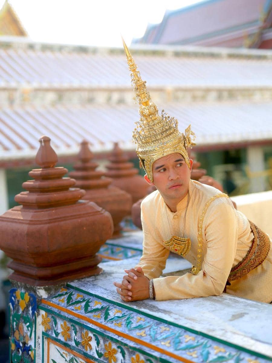 Anwar Sanjaya pakai baju tradisional Thailand di Wat Pho