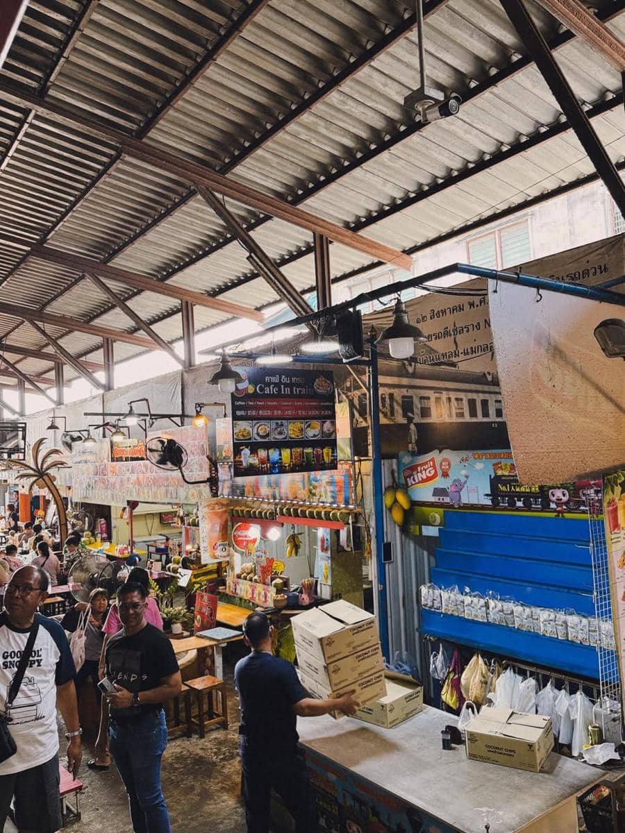 Haruka jalan-jalan di Maeklong Railway Market