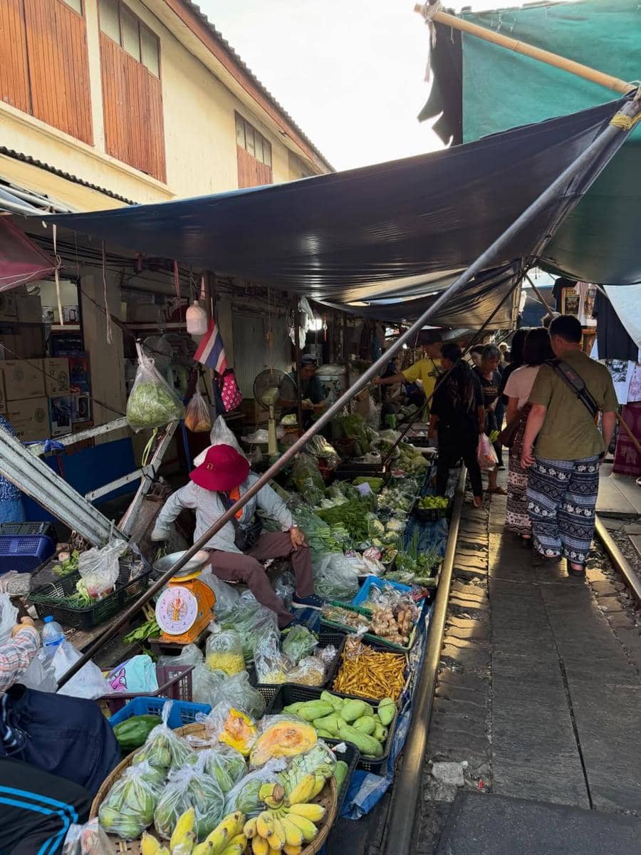 Haruka jalan-jalan di Maeklong Railway Market