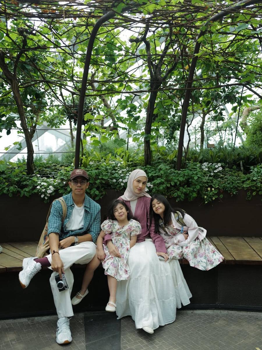 Keluarga Dwi Handayani berkeliling Gardens by the Bay