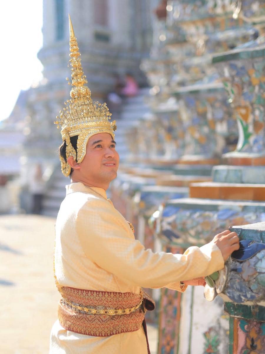 Anwar Sanjaya pakai baju tradisional Thailand di Wat Pho