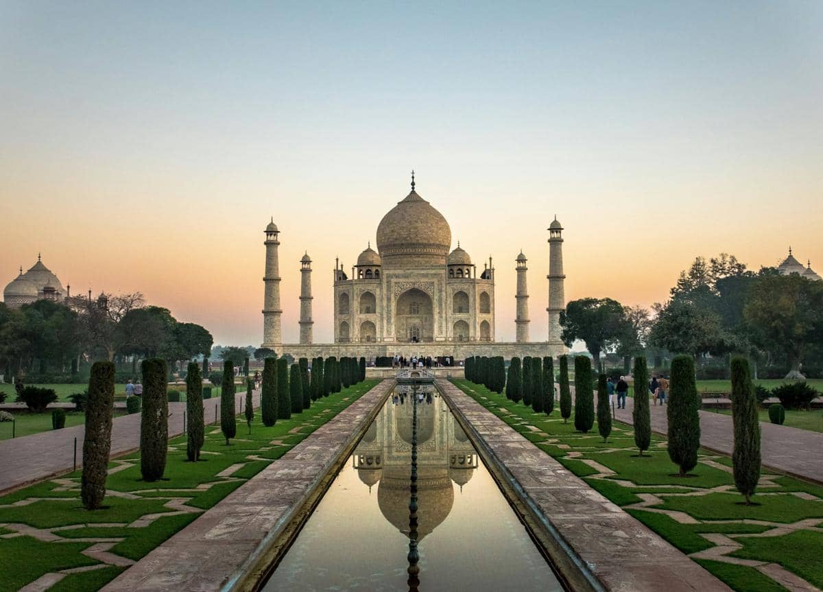 Taj Mahal, sebuah mausoleum bersejarah yang terletak di Agra, India.