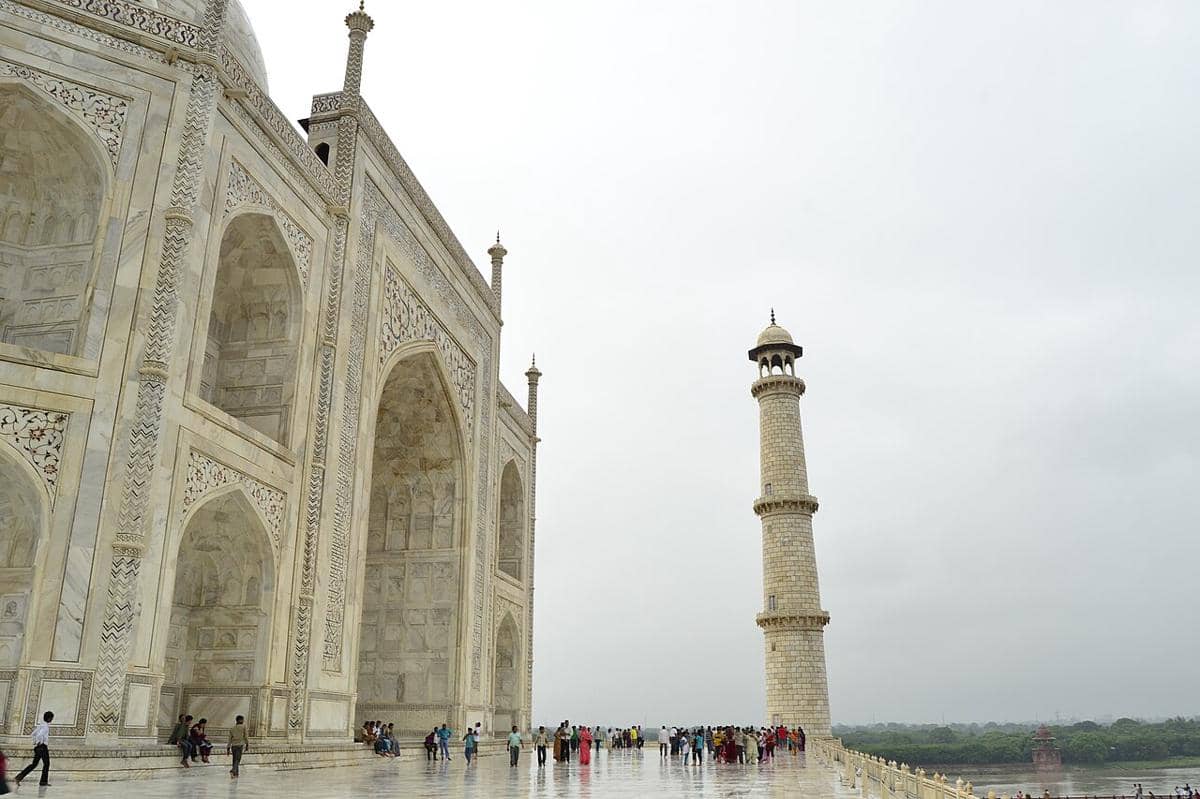 Taj Mahal, sebuah mausoleum bersejarah yang terletak di Agra, India.