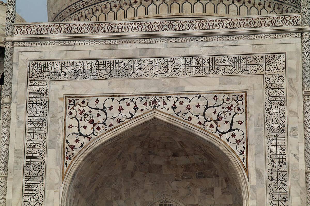 Detail tatahan marmer dan kaligrafi pada Taj Mahal di Agra, India. 