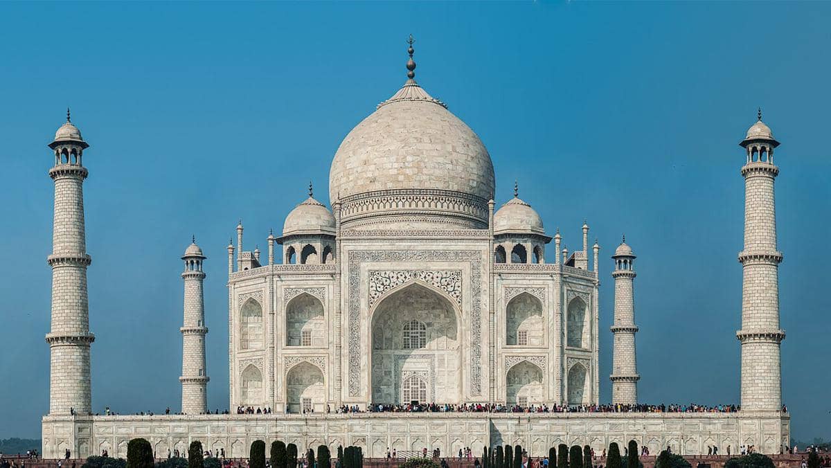 Taj Mahal, sebuah mausoleum bersejarah yang terletak di Agra, India.