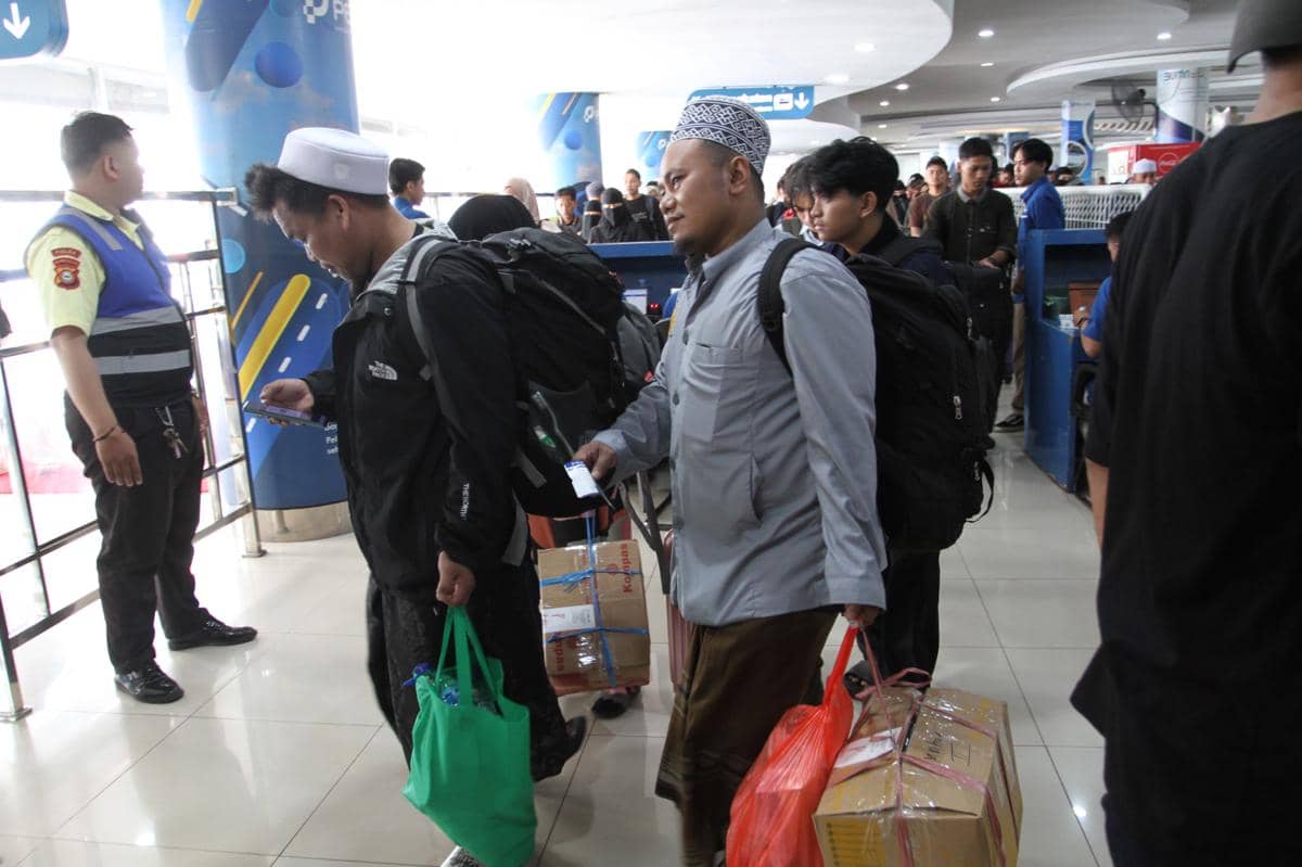 Kepadatan penumpang di pelabuhan naungan Pelindo Regional 4 pada masa Angkutan Lebaran 2026. (Dok. Pelindo Regional 4)