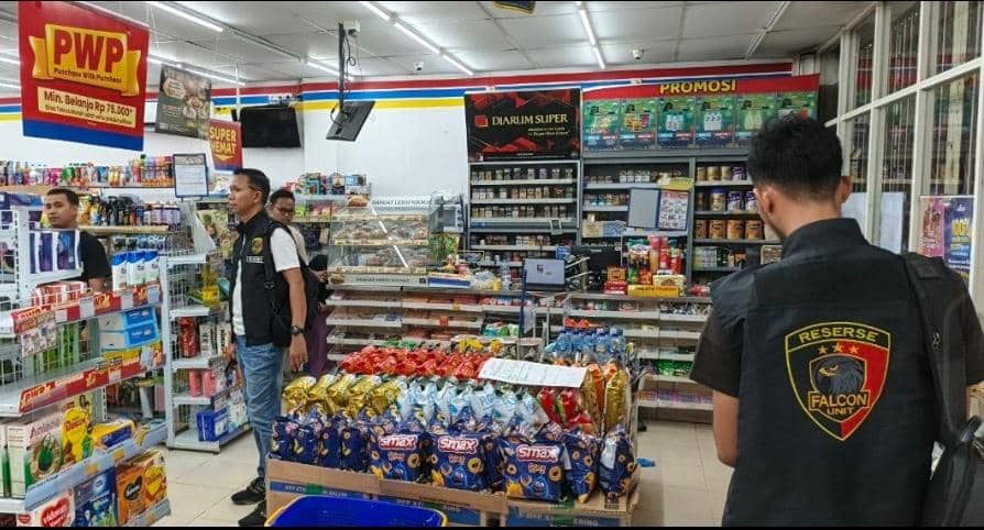 Polisi melakukan olah TKP perampokan Indomaret di Sekayu.