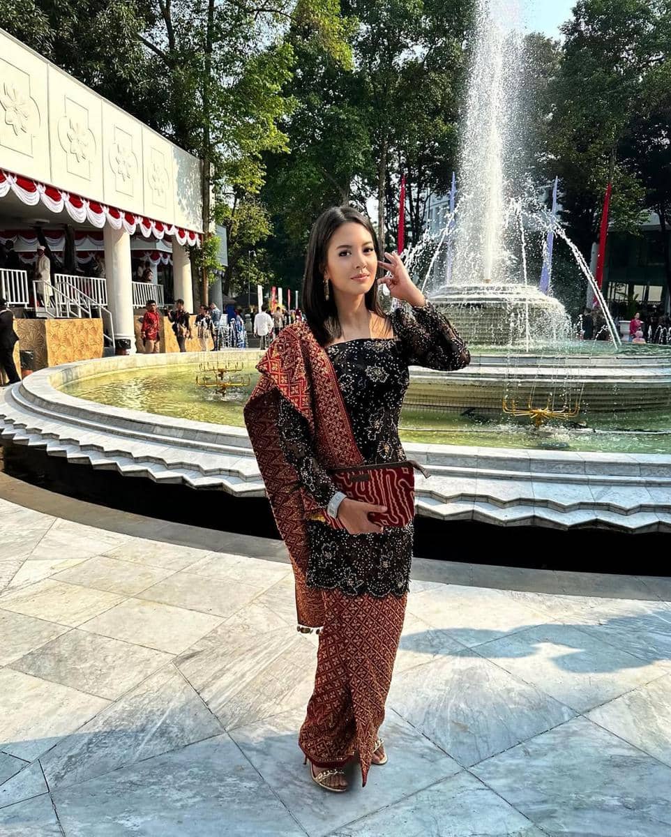 Gaya Kebaya ala Aurelie Moeremans (instagram.com/aurelie)