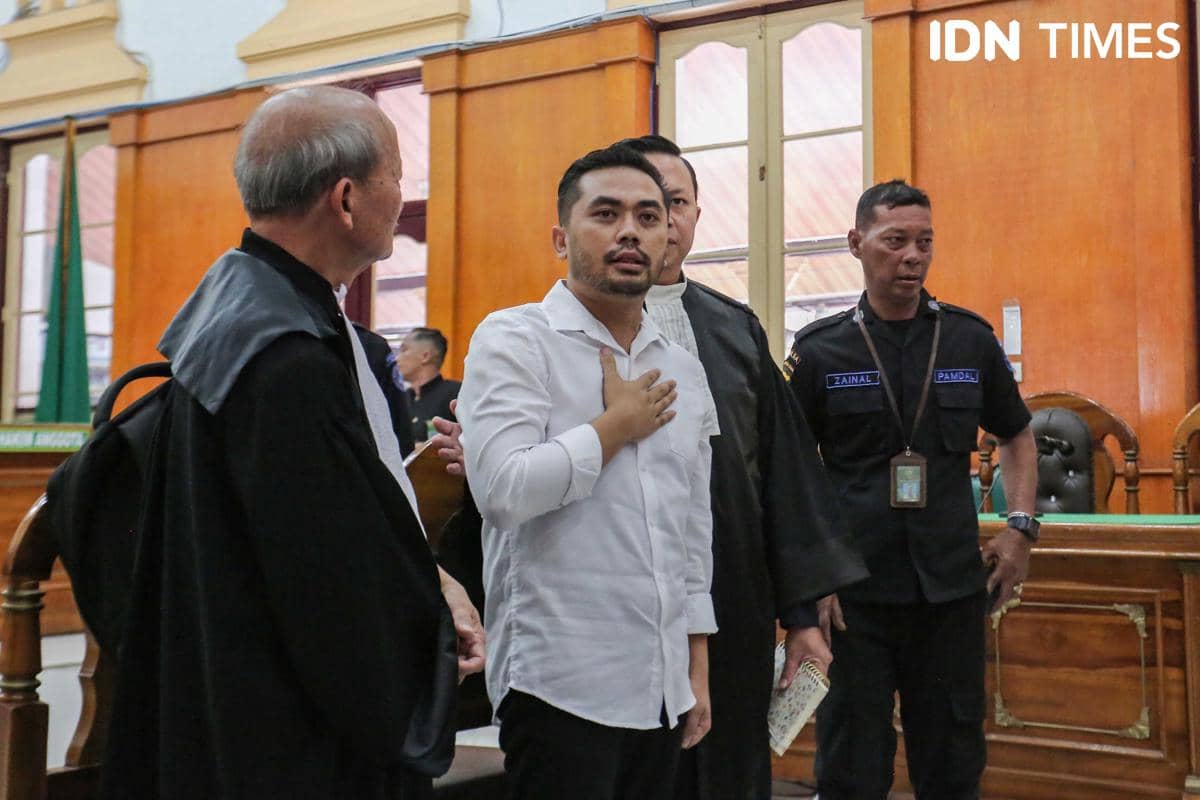 Videografer Amsal Sitepu usai divonis bebas di Pengadilan Negeri Medan, Rabu (1/4/2026). Dia dinyatakan tidak bersalah dalam perkara korupsi pembuatan video profil desa di Kabupaten Karo.