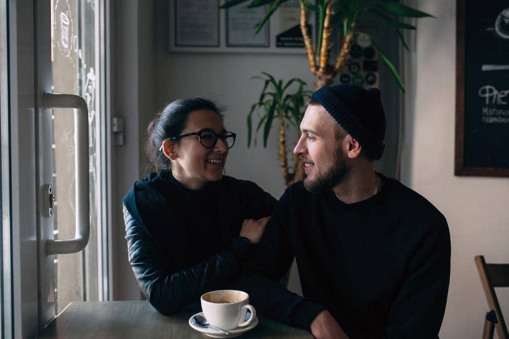 ilustrasi mendengarkan pasangan (freepik.com/teksomolika)