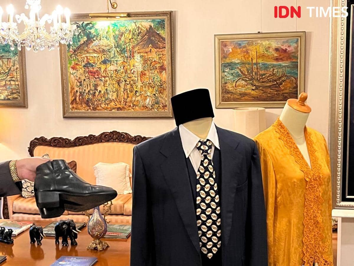 Potret busana Habibie dan Ainun di Wisma Habibie dan Ainun, Jakarta Selatan