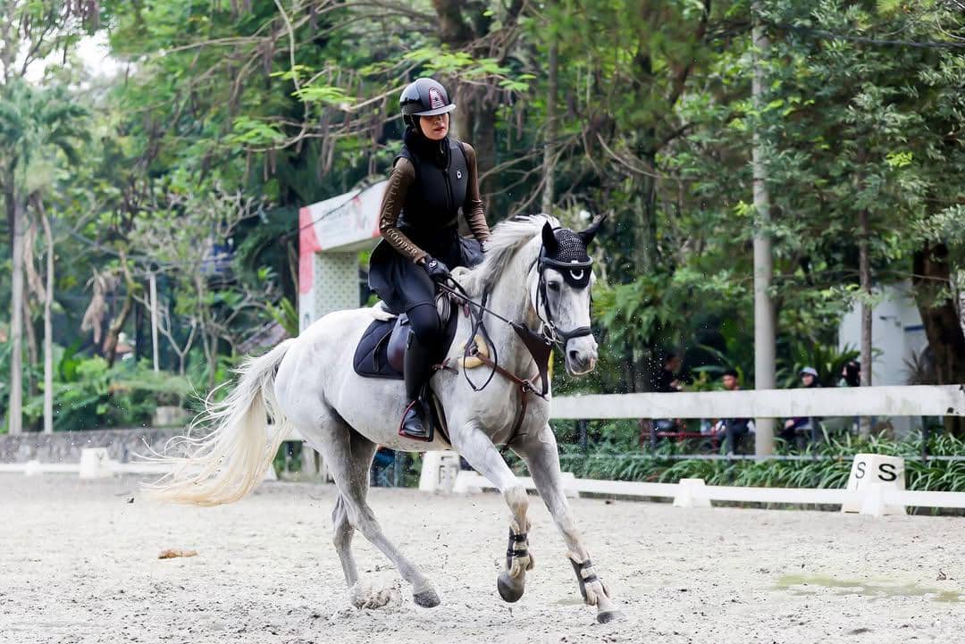 Outfit berkuda Shireen Sungkar