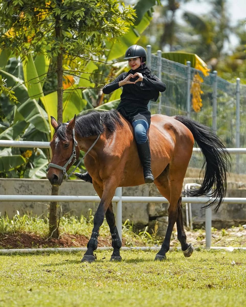 Outfit berkuda Zaskia Sungkar