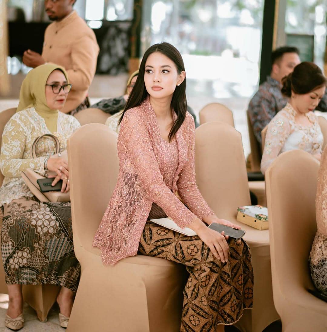Gaya Kebaya ala Aurelie Moeremans (instagram.com/aurelie)