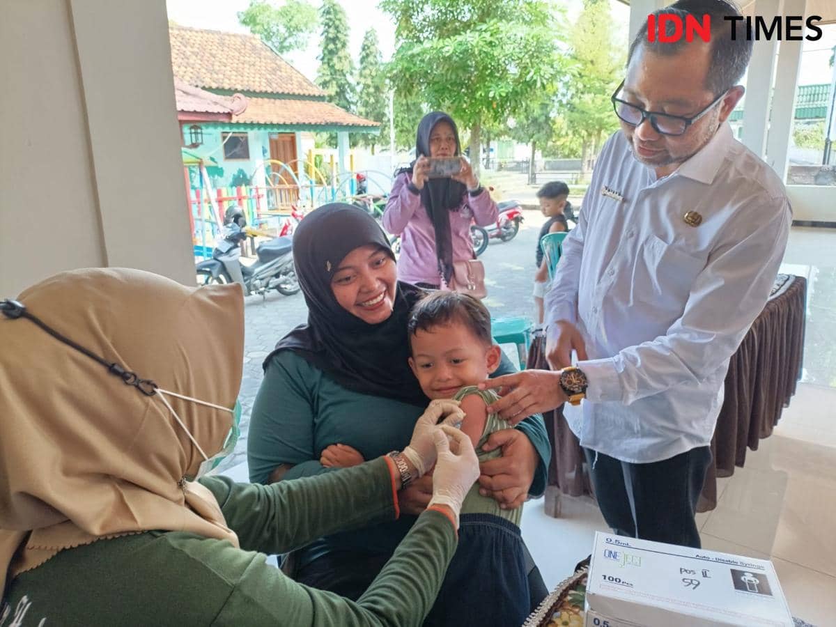 Pemberian vaksin campak di Desa Ringinpitu Tulungagung.