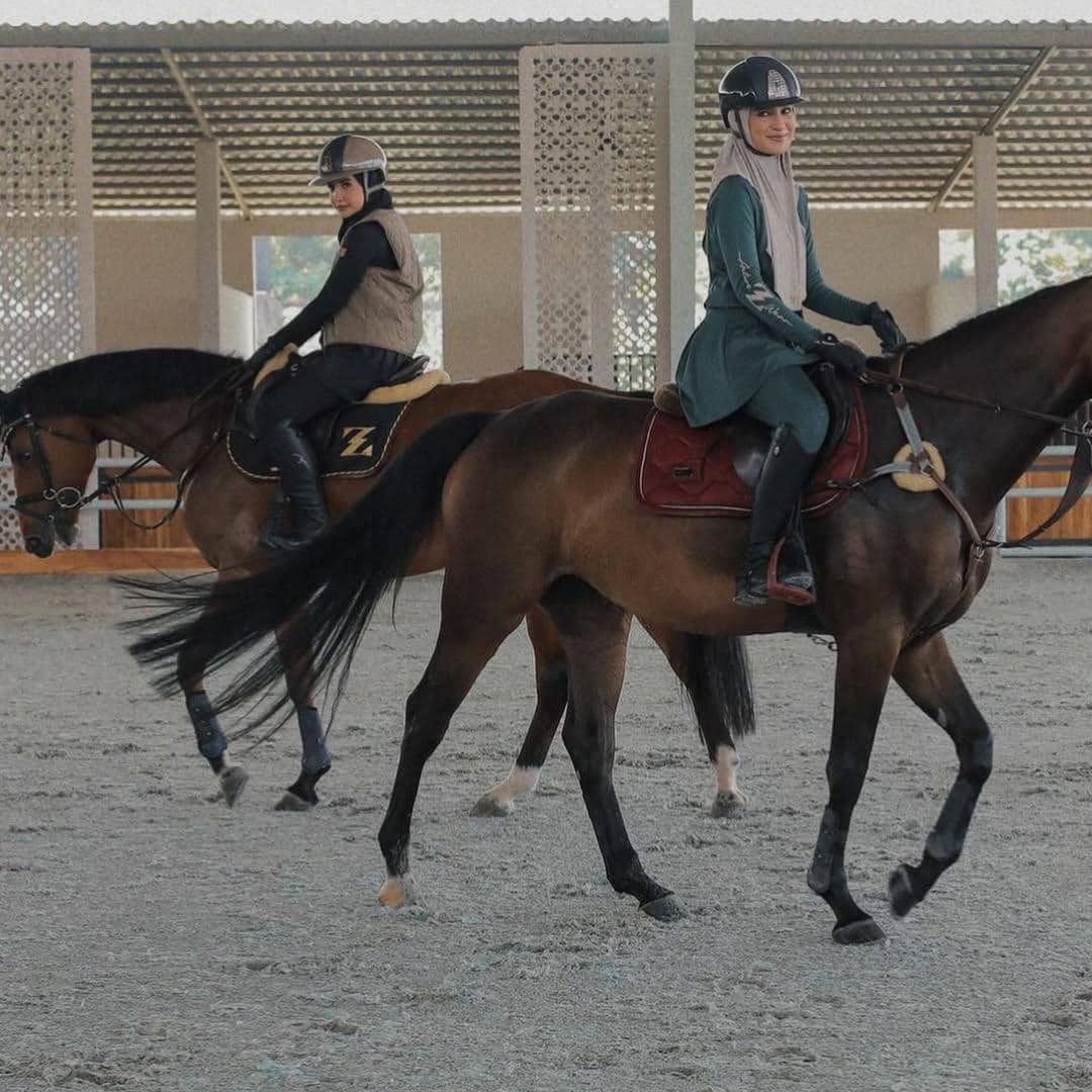 Outfit berkuda Zaskia Sungkar