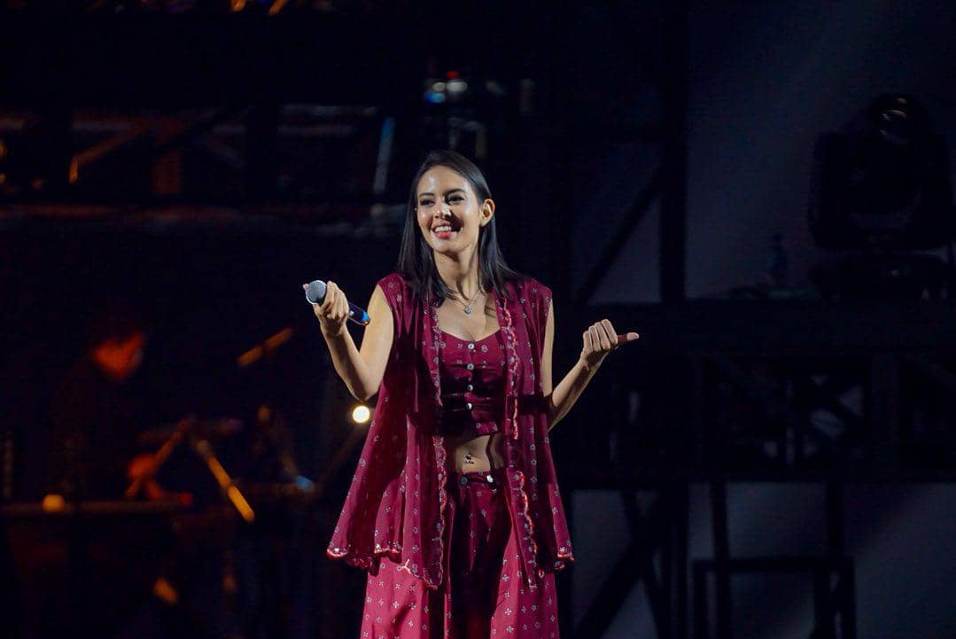 Gaya Kebaya ala Aurelie Moeremans (instagram.com/aurelie)