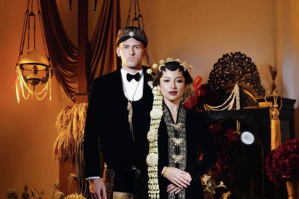 Jennifer Coppen dan Justin Hubner Pemotretan ala Pengantin Jawa