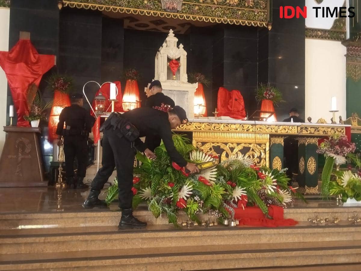 Jelang Tri Hari Suci, Satbrimob Polda DIY Sterilisasi Gereja di Bantul