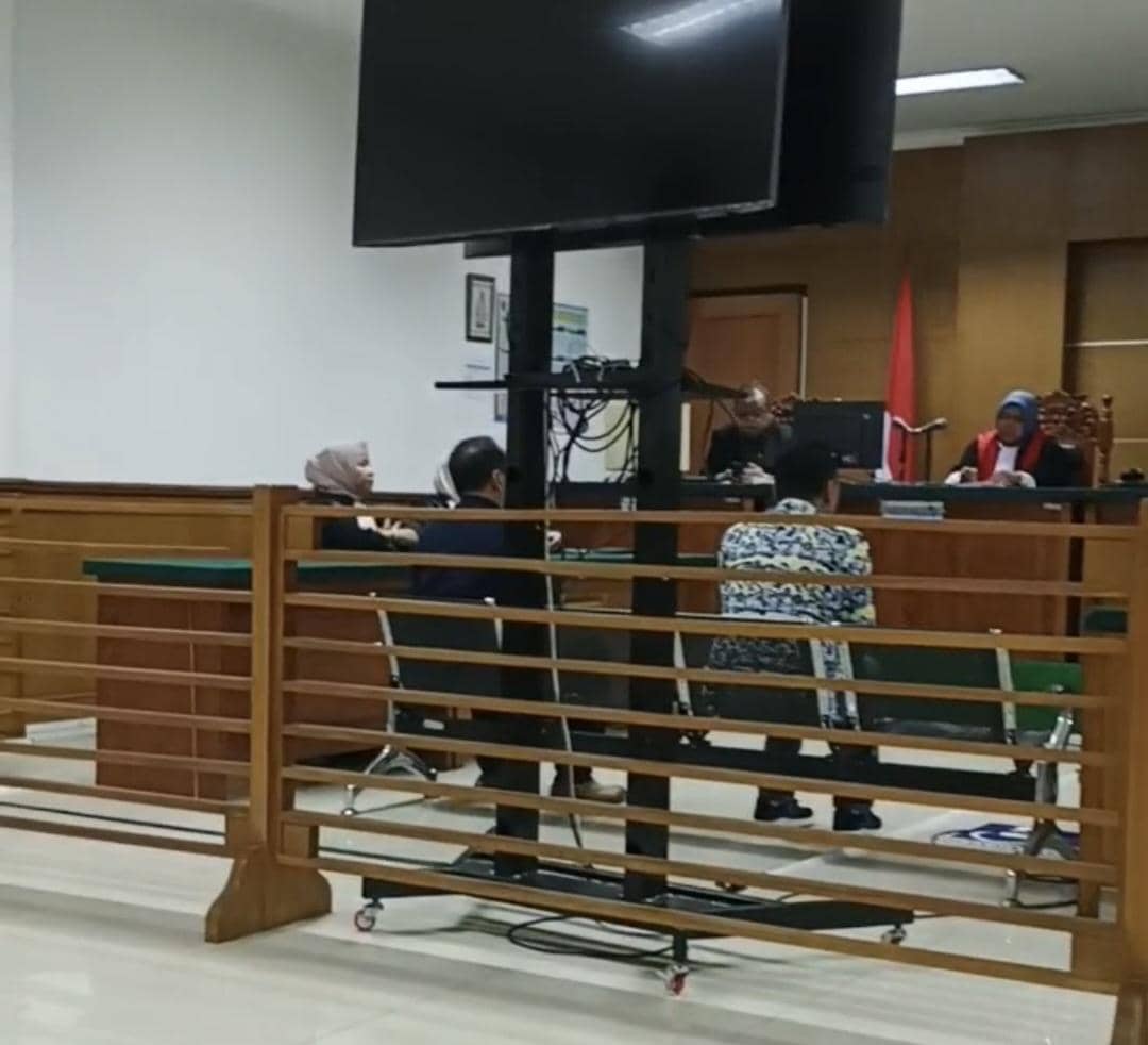 Terdakwa Isbandi dan Chakrabirawa saat mendengarkan tuntutan di PN Serang (Dok. Khaerul Anwar)