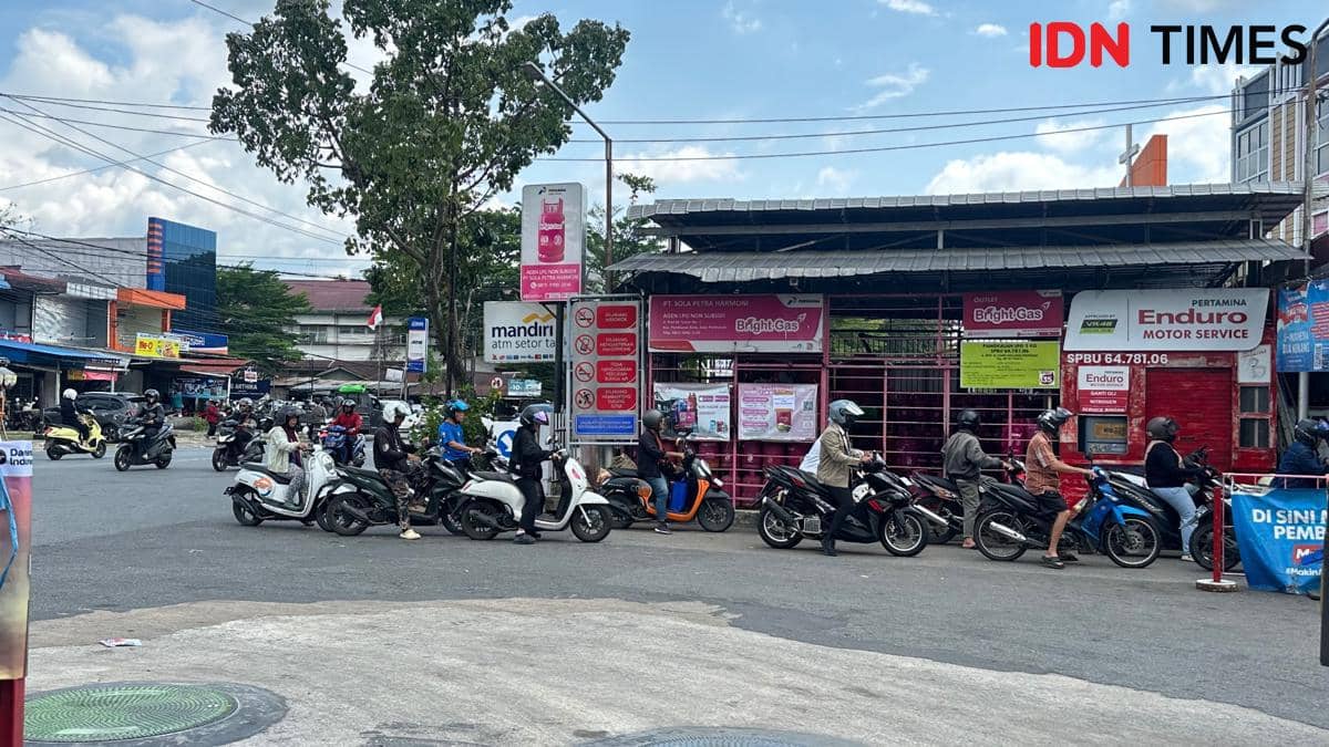 Antrean di SPBU Pontianak terpantau normal. 