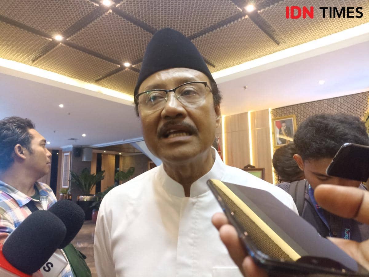 Menteri Sosial Syaifullah Yusuf di Gedung Kemensos, Selasa (2/3/2026) (IDN Times/Dini Suciatiningrum)