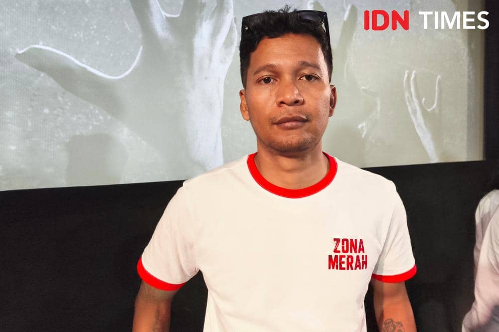 Potret Sidharta Tata, sutradara yang akan menggarap film Zona Merah, saat ditemui usai press conference di Jakarta pada Rabu (1/4/2026)