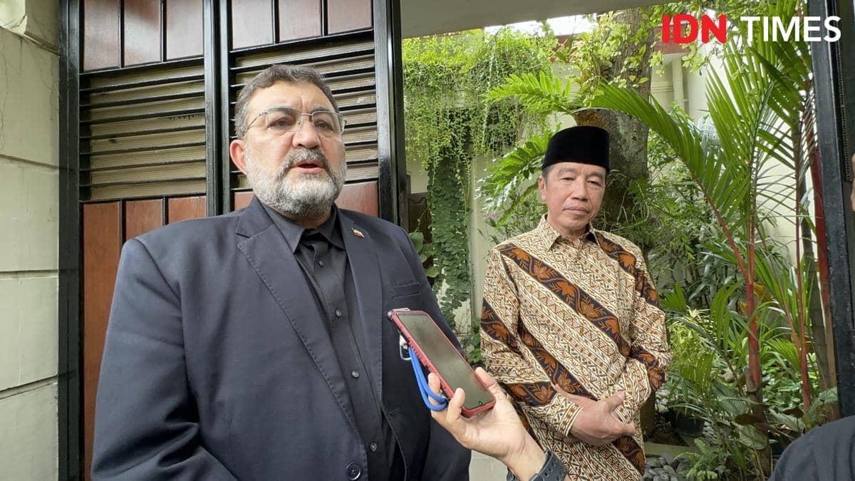 Pertemuan Dubes Iran Mohammad Boroujerdi dengan Presiden ke-7 Jokowi di kediamannya, Solo. (IDN Times/Larasati Rey)