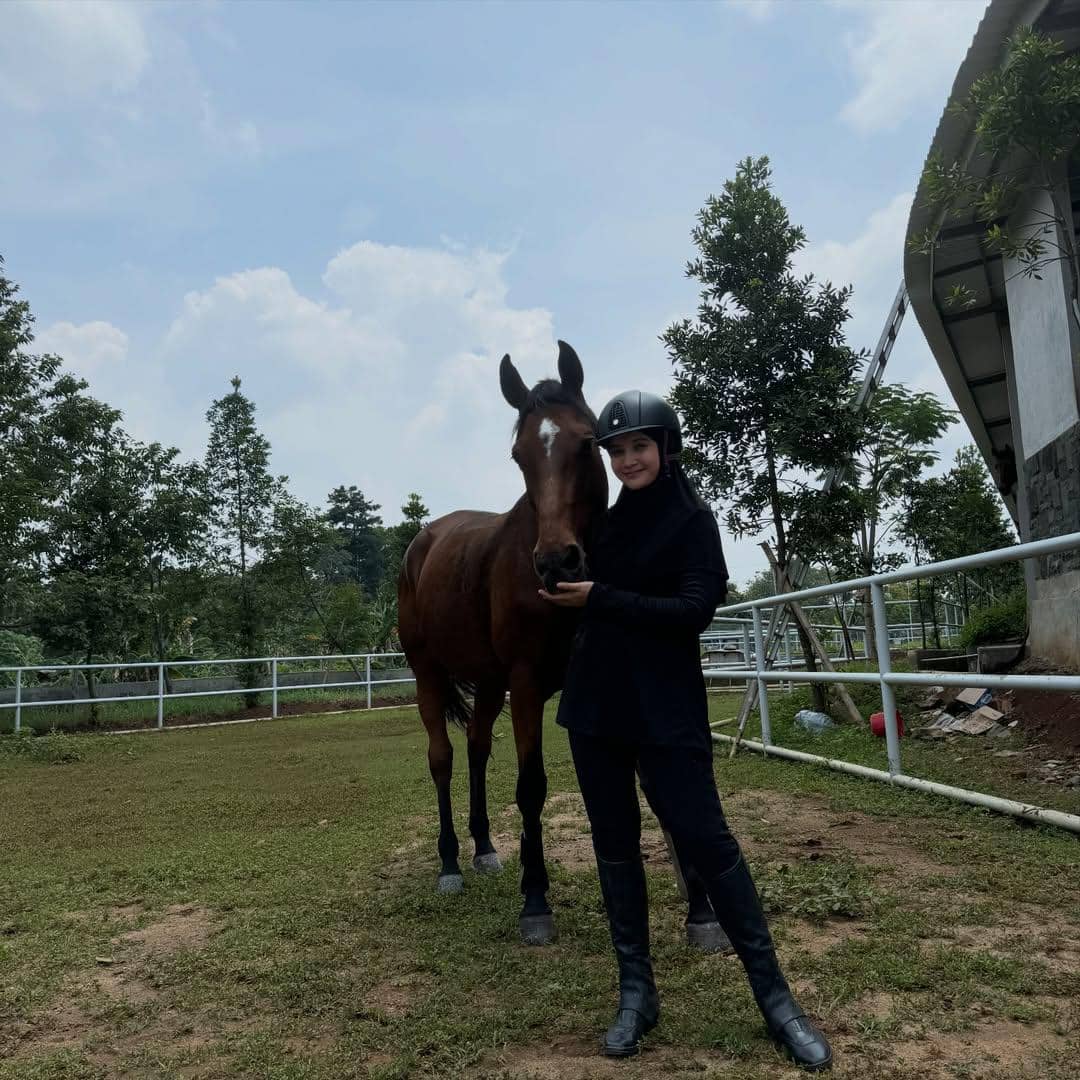 Outfit berkuda Zaskia Sungkar